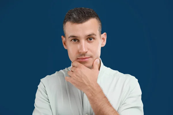 Retrato de hombre guapo sobre fondo azul — Foto de Stock