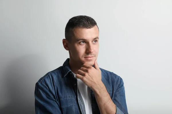 Retrato de hombre guapo sobre fondo blanco — Foto de Stock