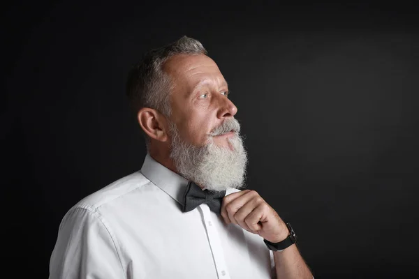 Siyah arka plan üzerinde yakışıklı yaşlı adam Portresi — Stok fotoğraf
