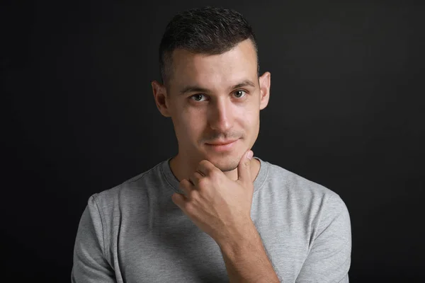 Retrato de hombre guapo sobre fondo negro — Foto de Stock