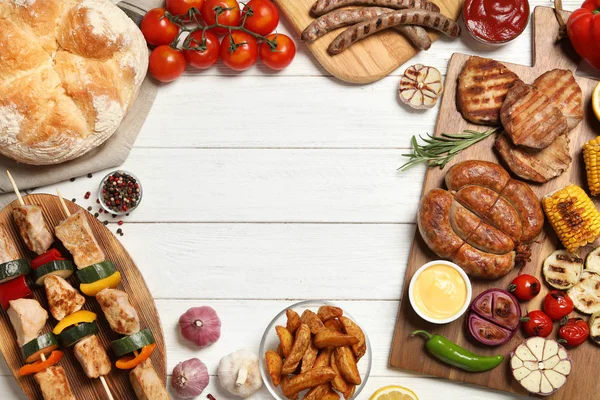 Grillezett hús-és zöldségvázas, fehér fából készült asztal, lapos feküdt. Szóköz a szöveghez — Stock Fotó