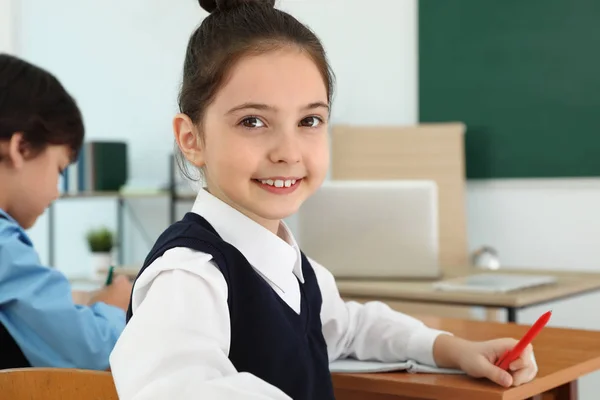 Dziewczyna nosi nowy mundur szkolny w klasie — Zdjęcie stockowe