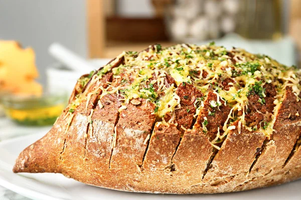 Pão de alho caseiro saboroso com queijo e ervas no prato, close-up — Fotografia de Stock