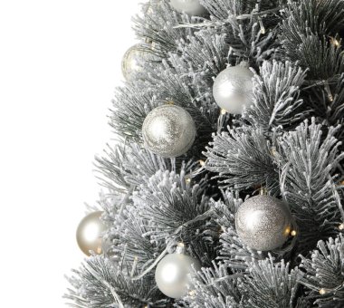 Beyaz arka plan üzerinde dekor ile güzel Noel ağacı
