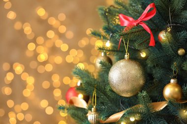 Arka planda bulanık ışıklara karşı dekor ile güzel Noel ağacı