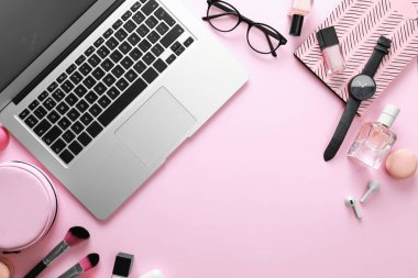 Pembe arka plan üzerinde dizüstü bilgisayar ile düz yatıyordu kompozisyon. Güzellik blogger'ın işyeri