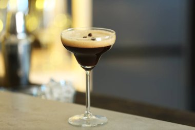 Bar tezgahında taze alkollü Martini Espresso kokteyli