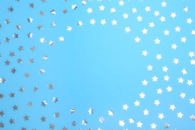 Mavi arka plan, üst görünüm üzerinde metin için boşluk ile konfeti yıldız çerçevesi. Noel kutlaması