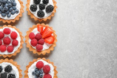 Masada birçok farklı berry tarts, düz metin için boşluk yatıyordu. Lezzetli hamur işleri