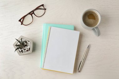 Beyaz ahşap masa üzerinde ofis kırtasiye ve kahve fincan ile Düz yatıyordu kompozisyon. Tasarım alanı