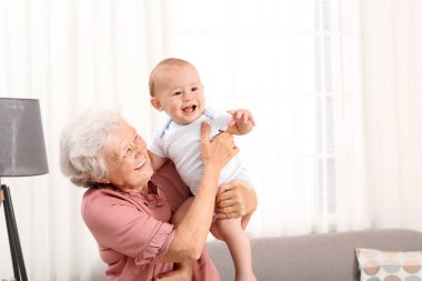 Evde küçük bebek ile Mutlu büyükanne
