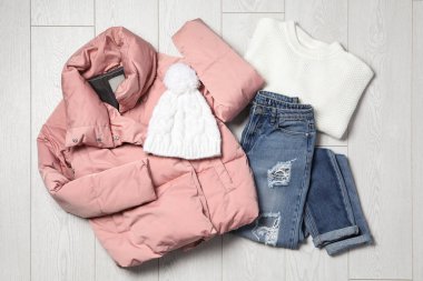 Beyaz ahşap arka plan üzerinde kış giysileri ile düz yatıyordu kompozisyon