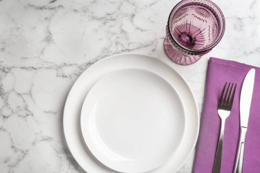 Beyaz mermer arka plan üzerinde zarif masa ayarı, düz döşeme