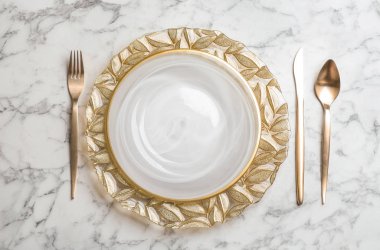 Beyaz mermer arka plan üzerinde zarif masa ayarı, düz döşeme