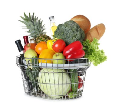Beyaz arka planda market ürünleri olan alışveriş sepeti.