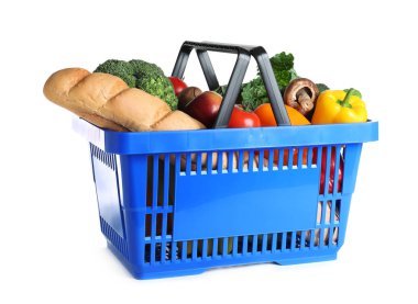 Beyaz arka planda market ürünleri olan alışveriş sepeti.