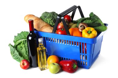 Beyaz arka planda alışveriş sepeti ve market ürünleri