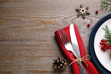 Ahşap arka planda güzel bir Noel masası, düz yatış. Metin için boşluk