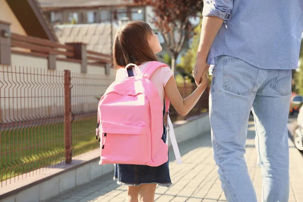 Padre llevando a su hijo a la escuela en la calle —  Fotos de Stock
