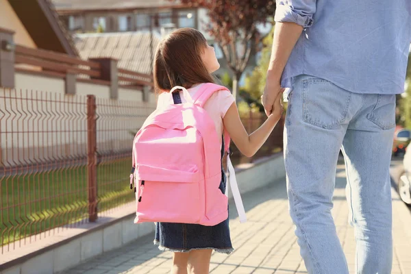 Pai levando seu filho para a escola na rua — Fotografia de Stock