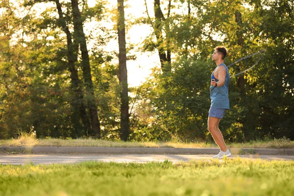 Young Man training met Jump Rope in Park — Stockfoto