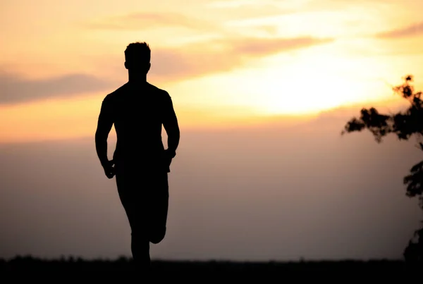 Jonge man die buiten in de avond loopt. Ruimte voor tekst — Stockfoto