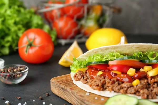 Deliziosa tortilla con carne e verdure su tavola scura — Foto Stock