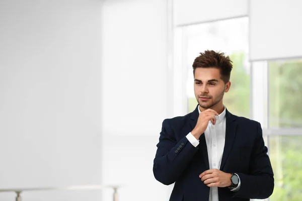 Retrato de joven guapo en traje elegante en el interior. Espacio para texto —  Fotos de Stock