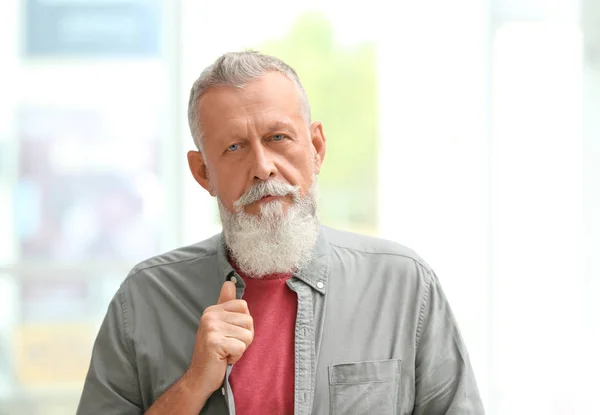 Porträt eines gut aussehenden reifen Mannes vor verschwommenem Hintergrund — Stockfoto