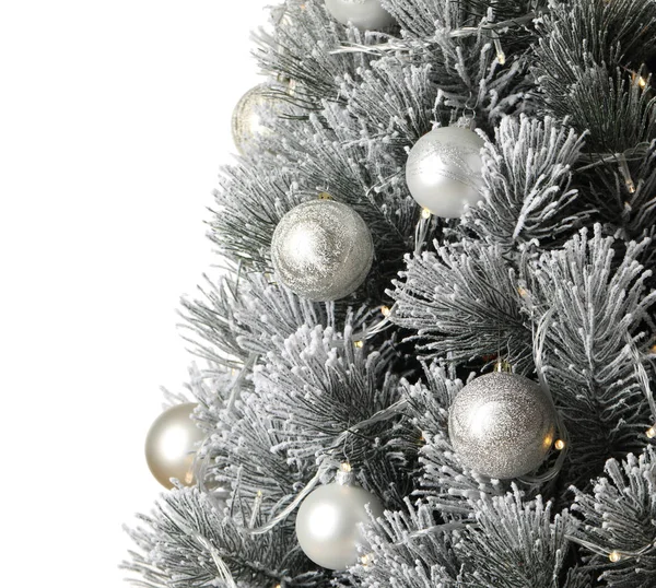Schöner Weihnachtsbaum mit Dekor auf weißem Hintergrund — Stockfoto