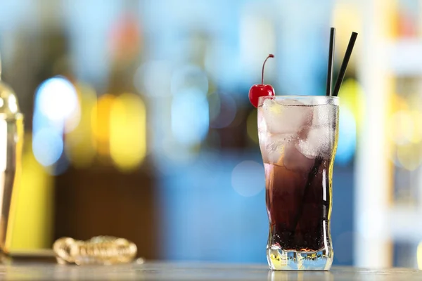 Cóctel alcohólico fresco con cereza en el mostrador del bar, espacio para el texto — Foto de Stock