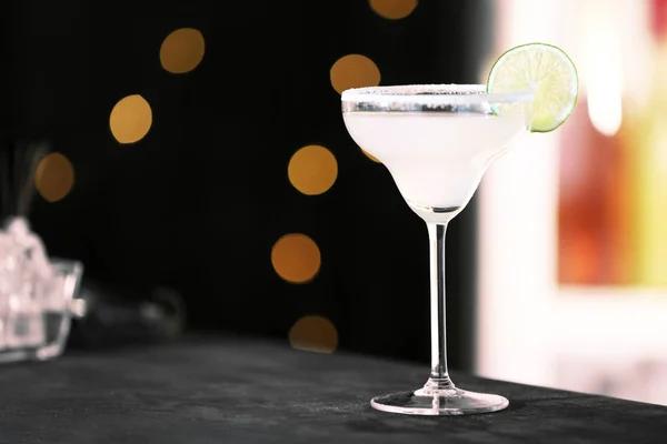 Frischer alkoholischer Cocktail mit Zitrone und Zucker auf der Theke, Platz für Text — Stockfoto