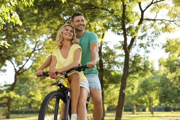Joli couple avec vélo dans le parc le jour ensoleillé — Photo