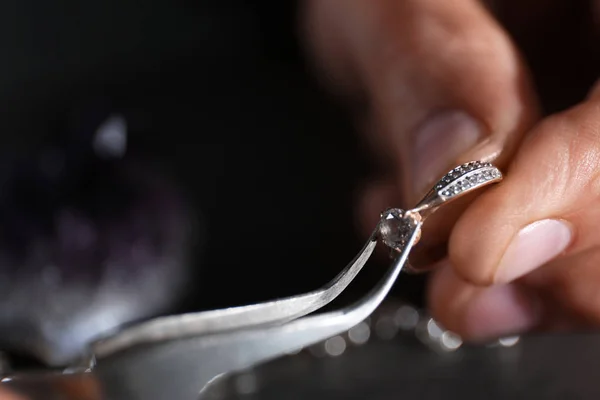 Joyero masculino examinando anillo de diamante en taller, vista de cerca — Foto de Stock