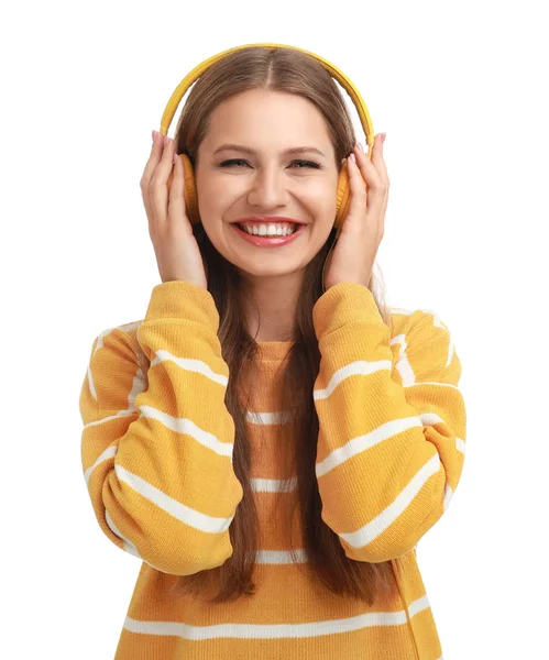 Jovem mulher ouvindo música com fones de ouvido no fundo branco — Fotografia de Stock