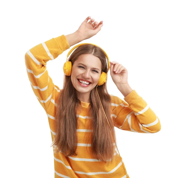 Mujer joven escuchando música con auriculares sobre fondo blanco — Foto de Stock