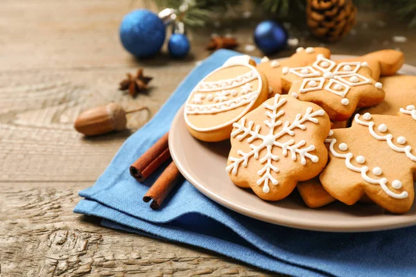 Tasty homemade Christmas cookies on wooden table, closeup — Stock Photo, Image