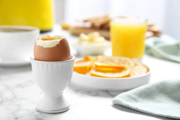 Copa con huevo hervido suave en la mesa de mármol, espacio para el texto. Desayuno saludable — Foto de Stock