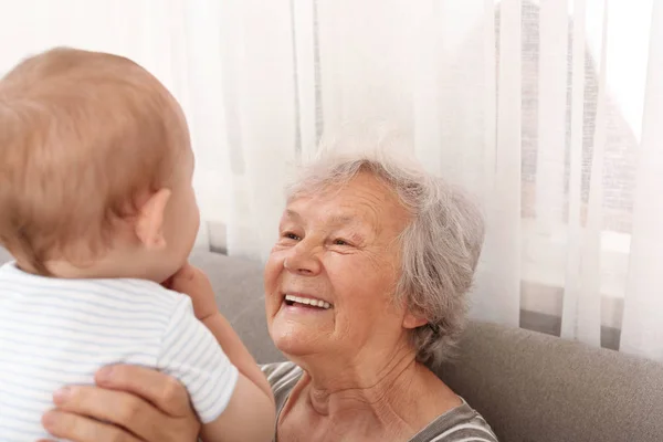 Bonne grand-mère avec petit bébé à la maison — Photo