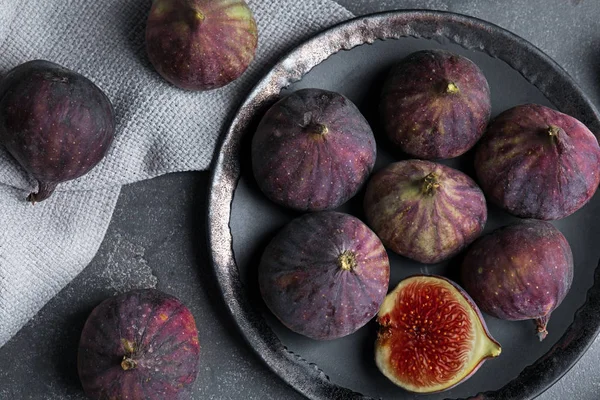 Вкусные спелые плоды инжира на сером столе, плоская укладка — стоковое фото