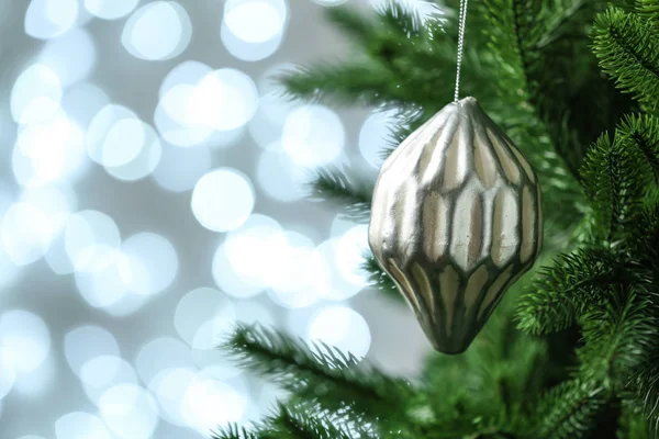 Albero di Natale decorato contro luci sfocate sullo sfondo. Effetto Bokeh — Foto Stock