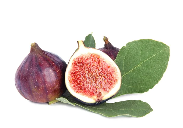 Fresh juicy purple figs and green leaves on white background — Stock Photo, Image