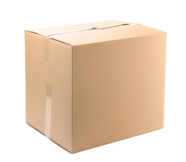 Один закрытый картонный ящик на белом фоне — стоковое фото