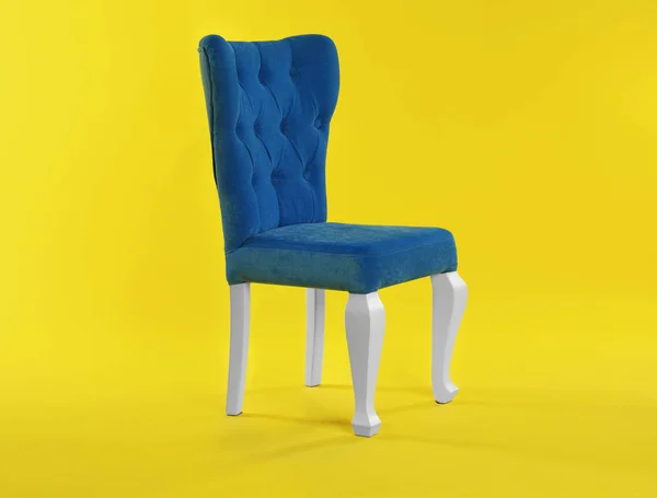 Stilvoller blauer Stuhl auf gelbem Hintergrund. Element der Innenarchitektur — Stockfoto