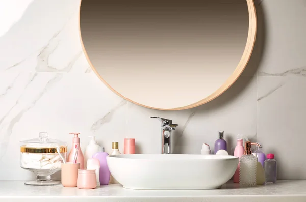 在浴室的台面上粘上除臭剂和不同的洗浴用品 — 图库照片