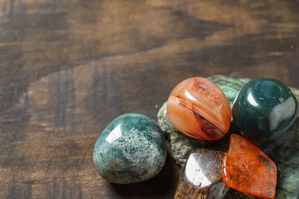Différentes belles pierres précieuses sur table en bois texturé — Photo