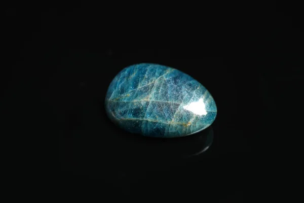 Hermosa piedra preciosa apatita azul sobre fondo negro —  Fotos de Stock