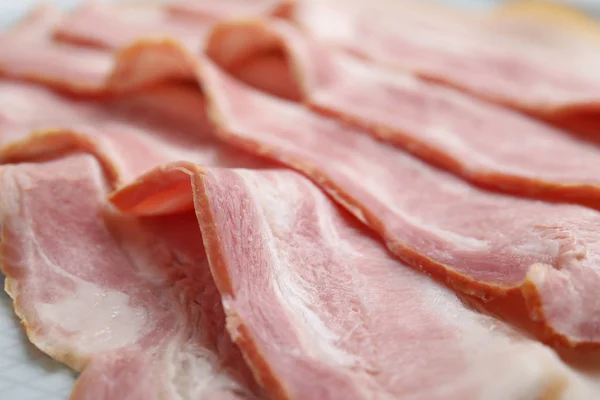 Scheiben frischer roher Speck, Nahaufnahme — Stockfoto