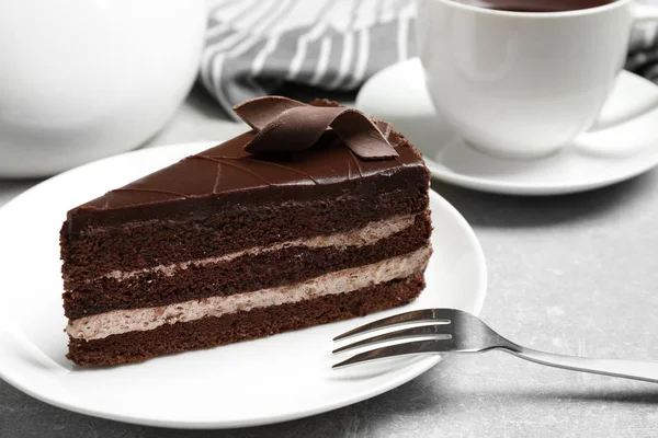 Delicioso bolo de chocolate fresco servido na mesa, close-up — Fotografia de Stock