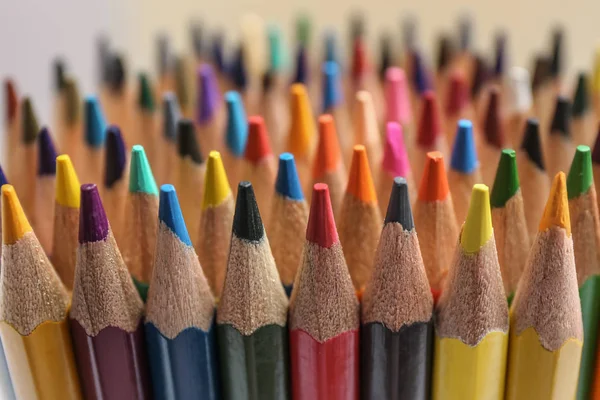 Различные цветные карандаши в качестве фона, вид крупным планом — стоковое фото